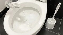 コップ半分でトイレが新品のように。古い衛生設備を掃除する面白い方法。