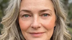 50代以降、まるで仮面を被っているように見えたり、テカりすぎたりしないための完璧なメイクのコツ。