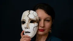 人の仮面をはがす方法：その人物の素顔を暴く7つのテクニック